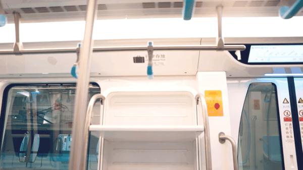 行李架成办公桌，杭州地铁这么卷？