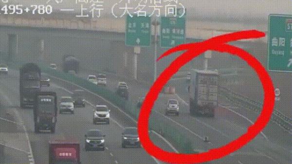 犯困还硬撑，撞了…… 