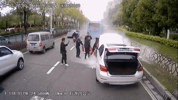 事发厦门！3名“公交大侠”抄起灭火器挺身而出……