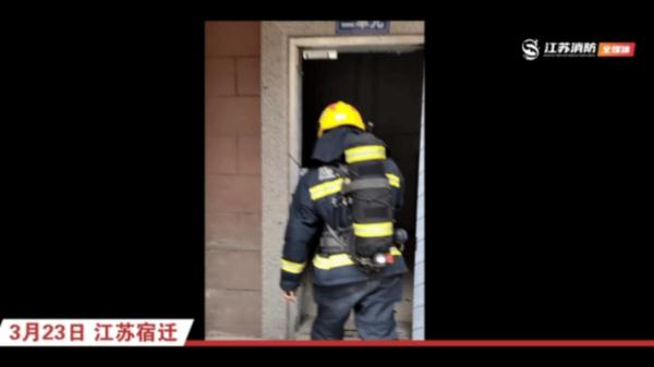 太冲动!放火泄愤,消防成功搜救疏散两名群众 太冲动!放火泄愤,消防成功搜救疏散两名群众