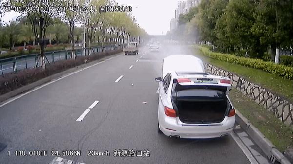 事发厦门！3名“公交大侠”抄起灭火器挺身而出……