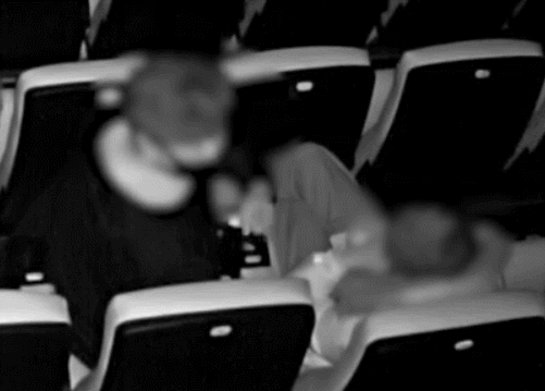 男子因后排观众抖腿大打出手，获刑！