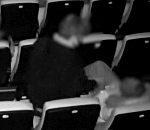 男子因后排观众抖腿大打出手，获刑！