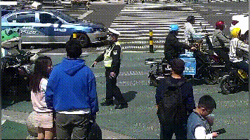 事发宁波，“网红蛙”骑电动自行车不佩戴头盔，被交警逮了个正着