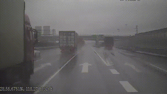 高速上开车，变道别任性！