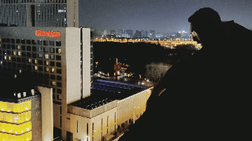 “不要跳!你过来,哥哥求你了” “不要跳!你过来,哥哥求你了”