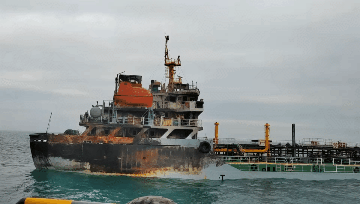 一艘载有4400吨沥青的船只失火，消防鏖战53小时