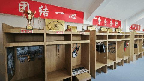 追光 | 这所小学,竟有“豪华”更衣室、“名人堂”和“历史时刻” 追光 | 这所小学,竟有“豪华”更衣室、“名人堂”和“历史时刻”