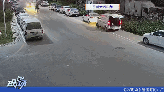 男子路上“策马奔腾”,潇洒一回代价太大 男子路上“策马奔腾”,潇洒一回代价太大