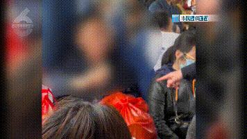 从昆明开往宁波的列车上,男子买无座票霸座称:谁先来谁坐! 从昆明开往宁波的列车上,男子买无座票霸座称:谁先来谁坐!