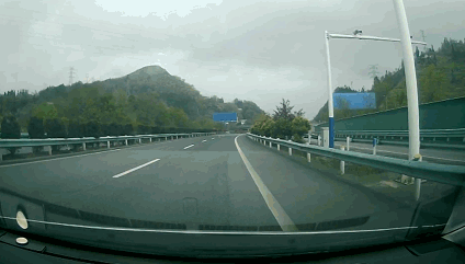 一轿车在高速上倒车，致后车追尾后竟然……太让人气愤！