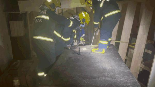 居民家中惊现4米长蛇