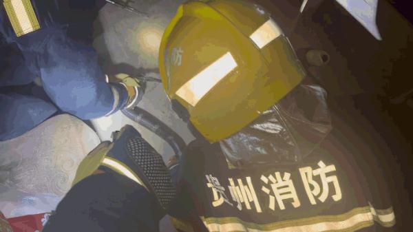 居民家中惊现4米长蛇