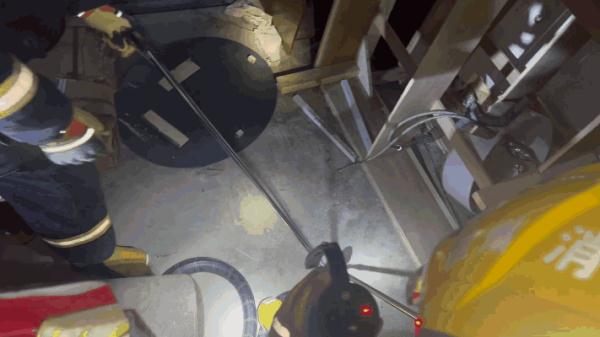 居民家中惊现4米长蛇