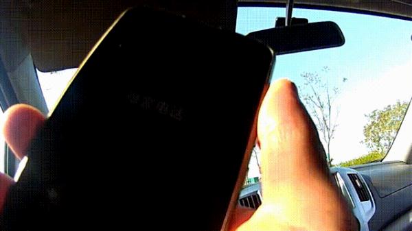 “警察叔叔，我怀疑我妈妈！”听到妈妈和陌生人的通话，十岁男孩报警求助