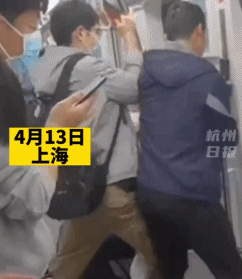 上海地铁里这一幕,围观群众看呆!网友:第一次见 上海地铁里这一幕,围观群众看呆!网友:第一次见