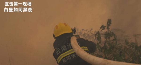 “眼睛疼吗？”“不疼，就是有点睁不开”