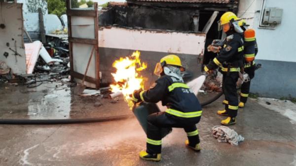 危急时刻！他抱起火源，远离人群！