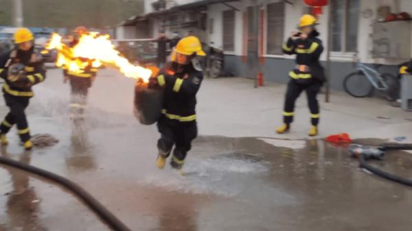 危急时刻！他抱起火源，远离人群！