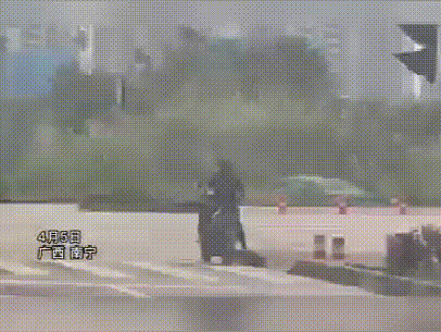 光天化日交易毒品！公路追击的现实比电影更惊心动魄……