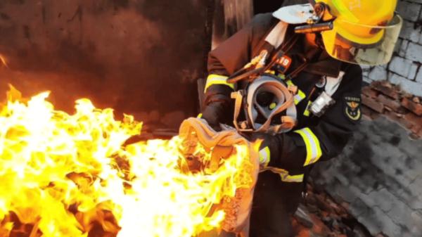 危急时刻！他抱起火源，远离人群！