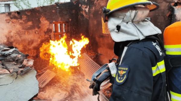 危急时刻！他抱起火源，远离人群！