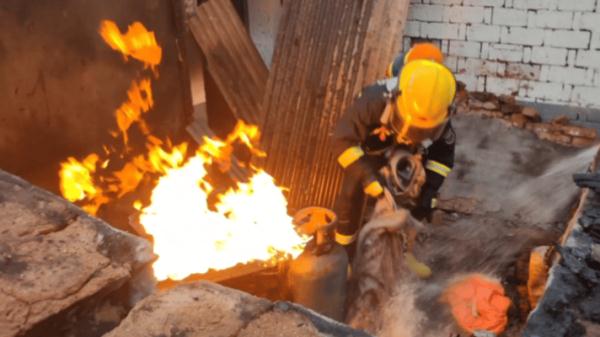 危急时刻！他抱起火源，远离人群！