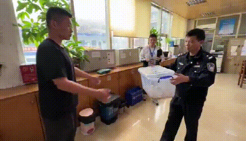 小伙捡到“怪鸟”，尾巴与众不同，知道来头后庆幸报警了……