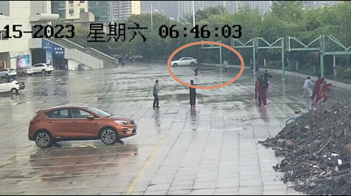 同学摔倒脑袋先着地,少年一个举动成功救命! 同学摔倒脑袋先着地,少年一个举动成功救命!