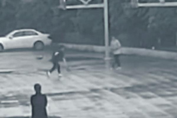 同学摔倒脑袋先着地,少年一个举动成功救命! 同学摔倒脑袋先着地,少年一个举动成功救命!