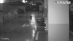 9岁男孩在闹市玩滑轮，被弹飞8米，是谁害了他？