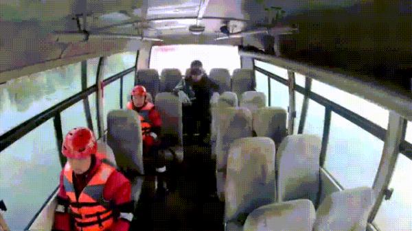 男子驾车意外落水，民警及时救援助其脱困