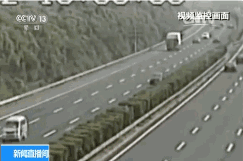 开车时这个危险动作你有吗?请放下手机专注前行! 开车时这个危险动作你有吗?请放下手机专注前行!