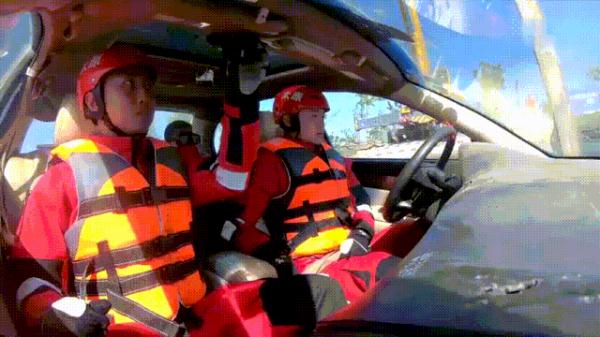 男子驾车意外落水，民警及时救援助其脱困