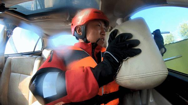 男子驾车意外落水，民警及时救援助其脱困