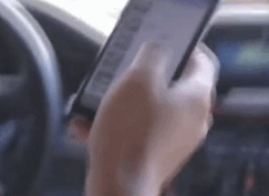 开车时这个危险动作你有吗?请放下手机专注前行! 开车时这个危险动作你有吗?请放下手机专注前行!