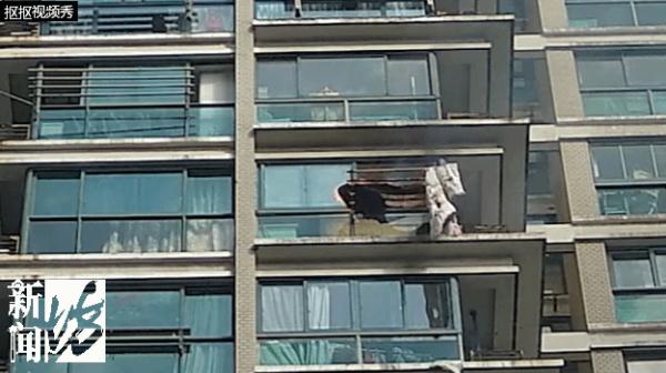 太离谱!男子从20多层楼扔下冰箱、油烟机 太离谱!男子从20多层楼扔下冰箱、油烟机