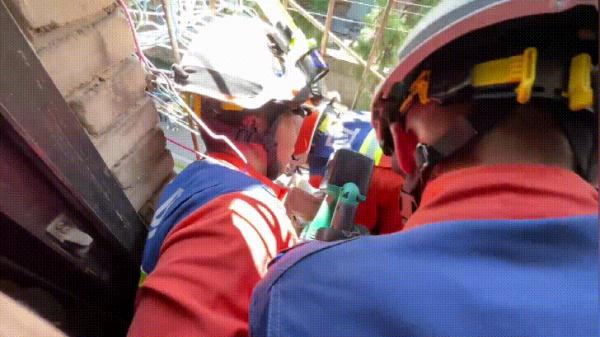 危险!2岁女童悬吊在半空中,摇摇欲坠…… 危险!2岁女童悬吊在半空中,摇摇欲坠……