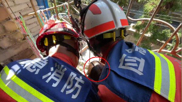 危险!2岁女童悬吊在半空中,摇摇欲坠…… 危险!2岁女童悬吊在半空中,摇摇欲坠……