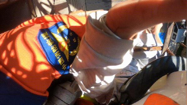 危险!2岁女童悬吊在半空中,摇摇欲坠…… 危险!2岁女童悬吊在半空中,摇摇欲坠……