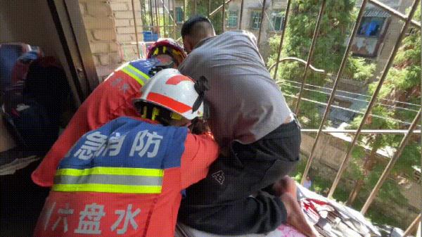 危险!2岁女童悬吊在半空中,摇摇欲坠…… 危险!2岁女童悬吊在半空中,摇摇欲坠……