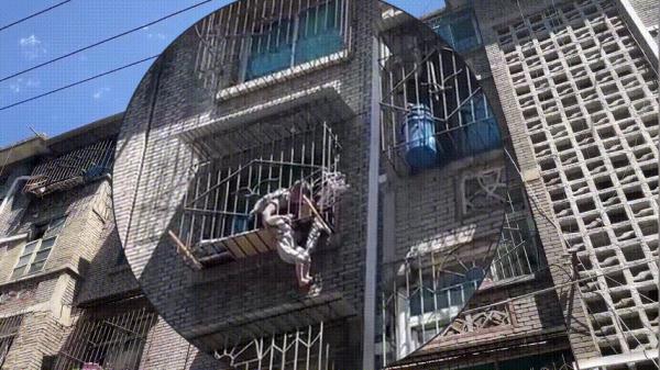 危险!2岁女童悬吊在半空中,摇摇欲坠…… 危险!2岁女童悬吊在半空中,摇摇欲坠……