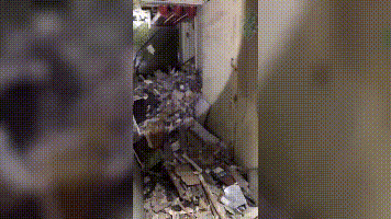 上海市中心一大楼恶臭异常让人疯狂猜想，神秘大门打开后无比震惊！