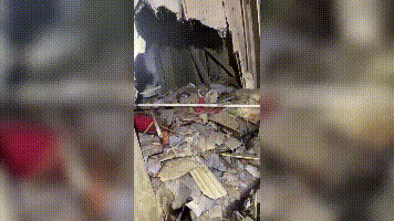 上海市中心一大楼恶臭异常让人疯狂猜想，神秘大门打开后无比震惊！