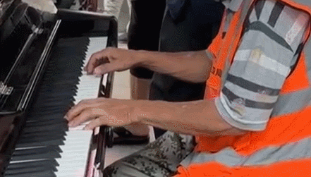 在深圳街头弹钢琴的工人大叔,登上了音乐厅! 在深圳街头弹钢琴的工人大叔,登上了音乐厅!