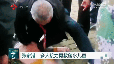 男子骑车去买菜，中途却一头扎进河里！原来→