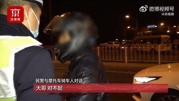 北京深夜，男子二环里骑摩托遮挡号牌，还试图闯卡！