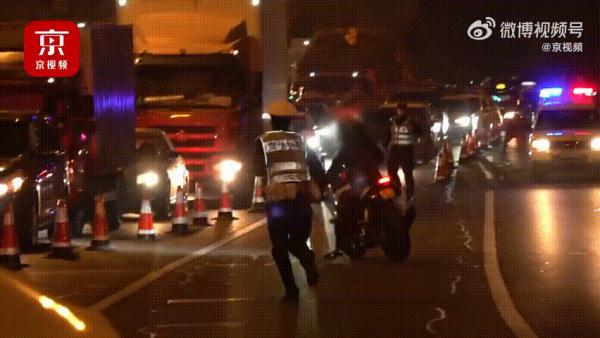 北京深夜，男子二环里骑摩托遮挡号牌，还试图闯卡！