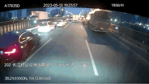 一长江大桥上突然起火！浓烟中冲出3个人……