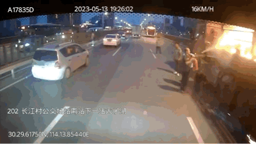 一长江大桥上突然起火！浓烟中冲出3个人……